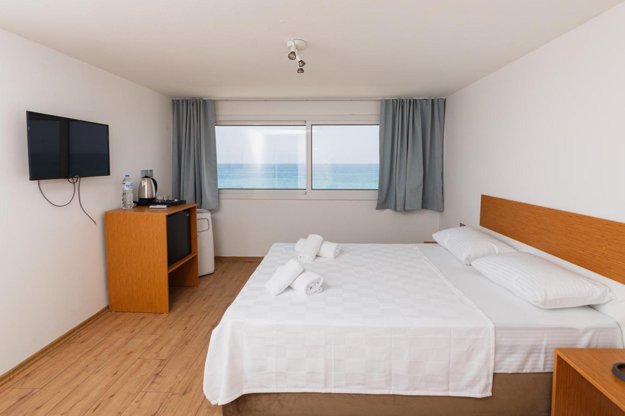 Azure Bay Hotel Agia Varvara Exterior photo